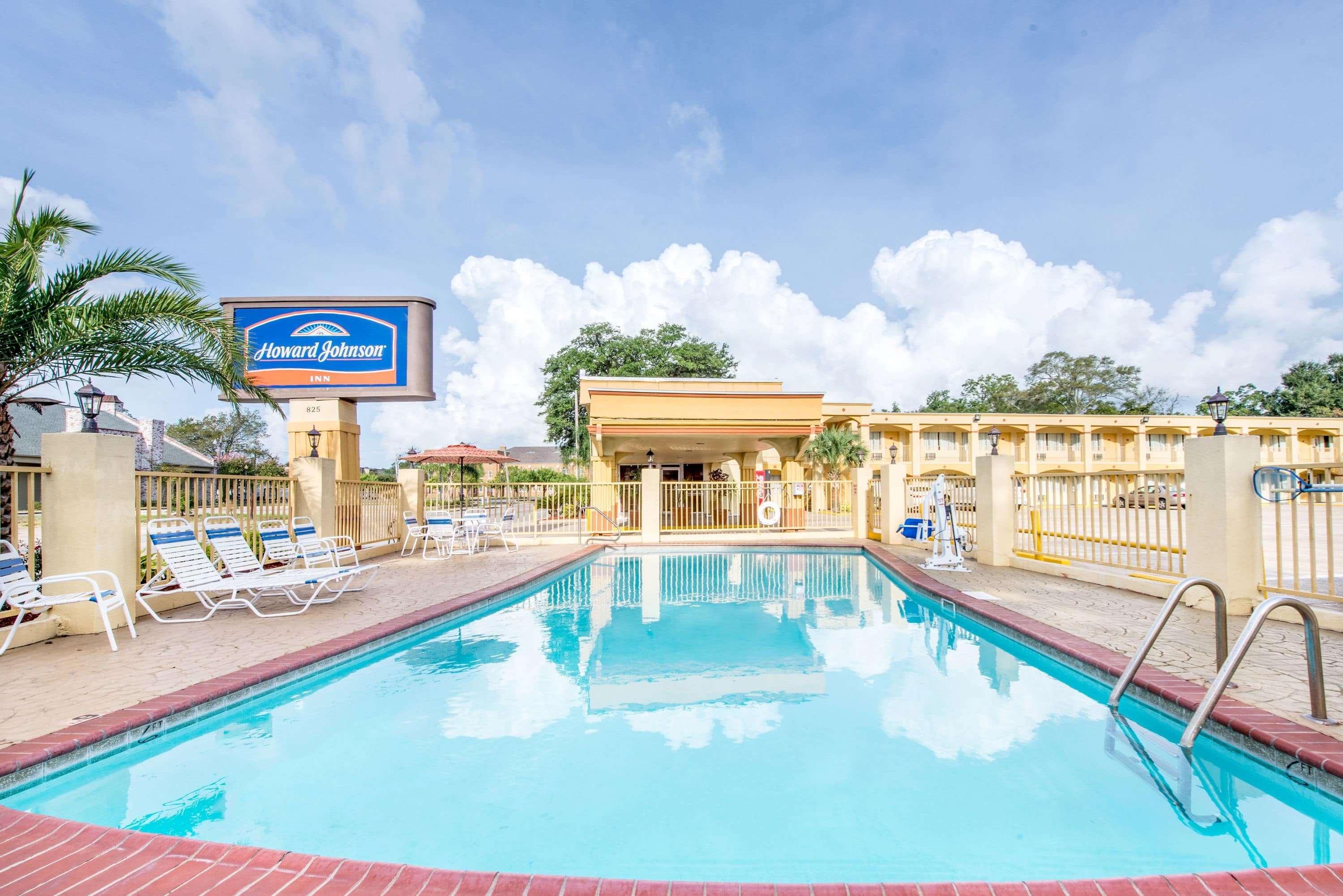 Howard Johnson By Wyndham Historic Lake Charles Hotell Exteriör bild