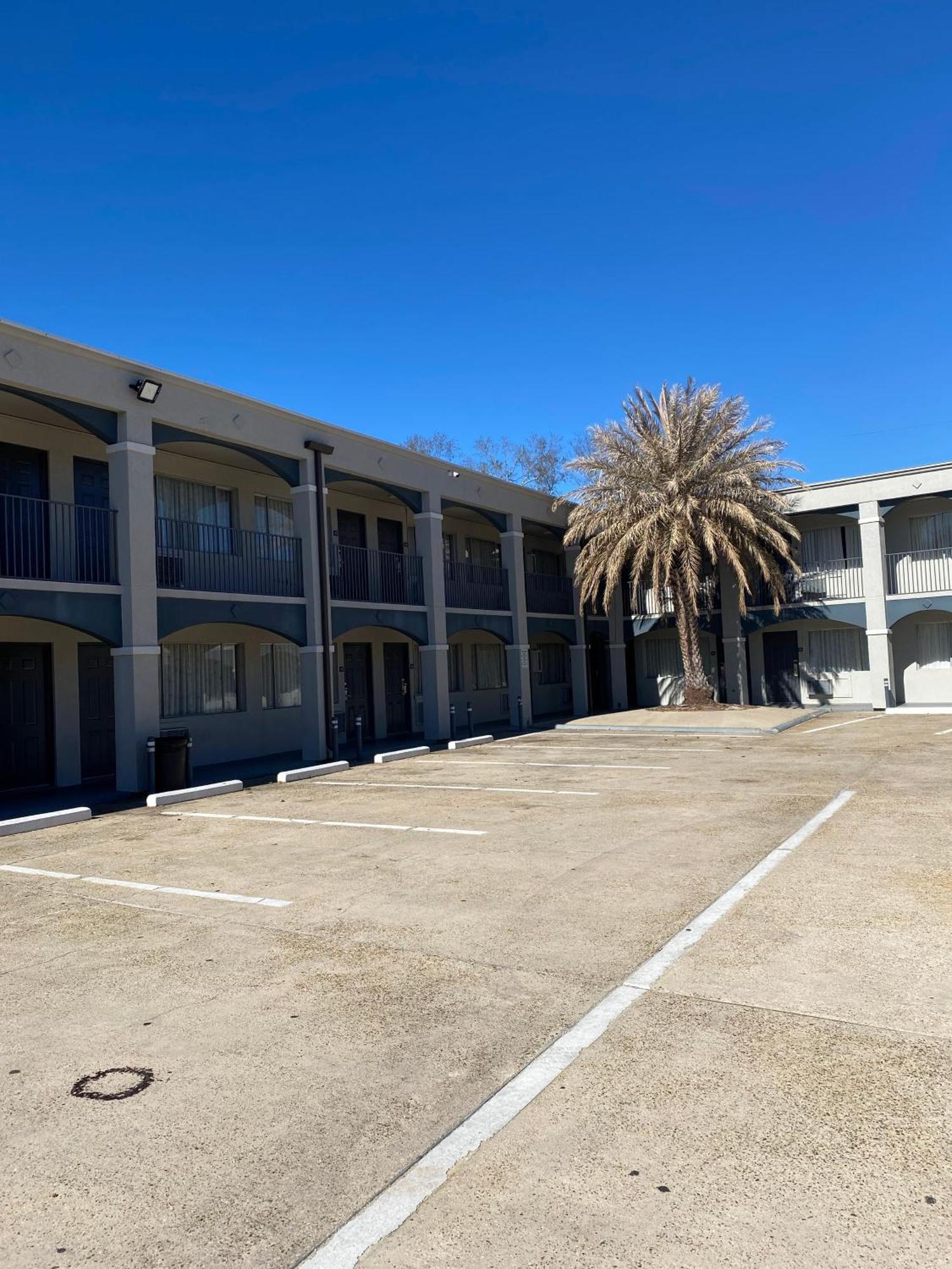 Howard Johnson By Wyndham Historic Lake Charles Exteriör bild