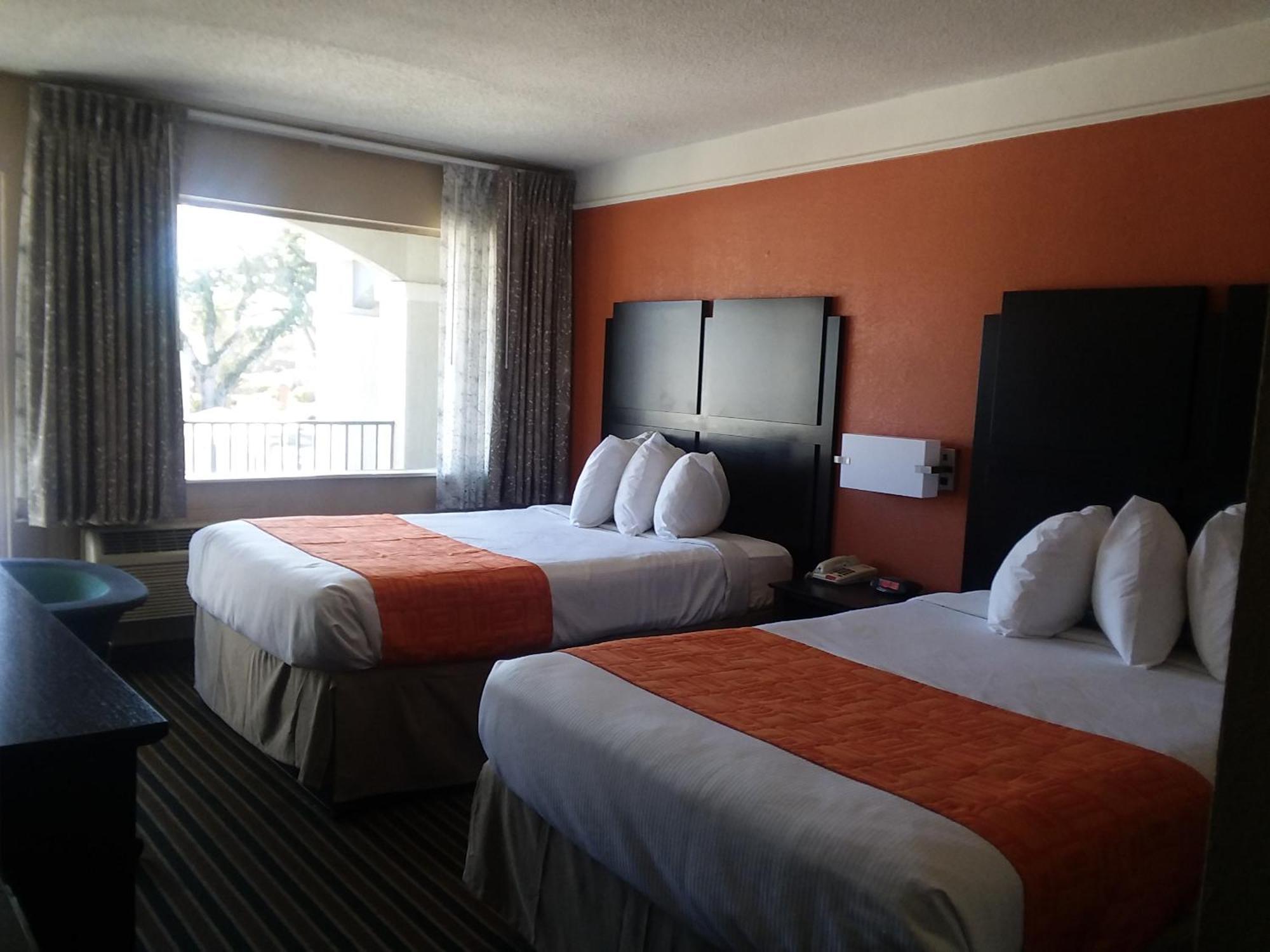 Howard Johnson By Wyndham Historic Lake Charles Exteriör bild