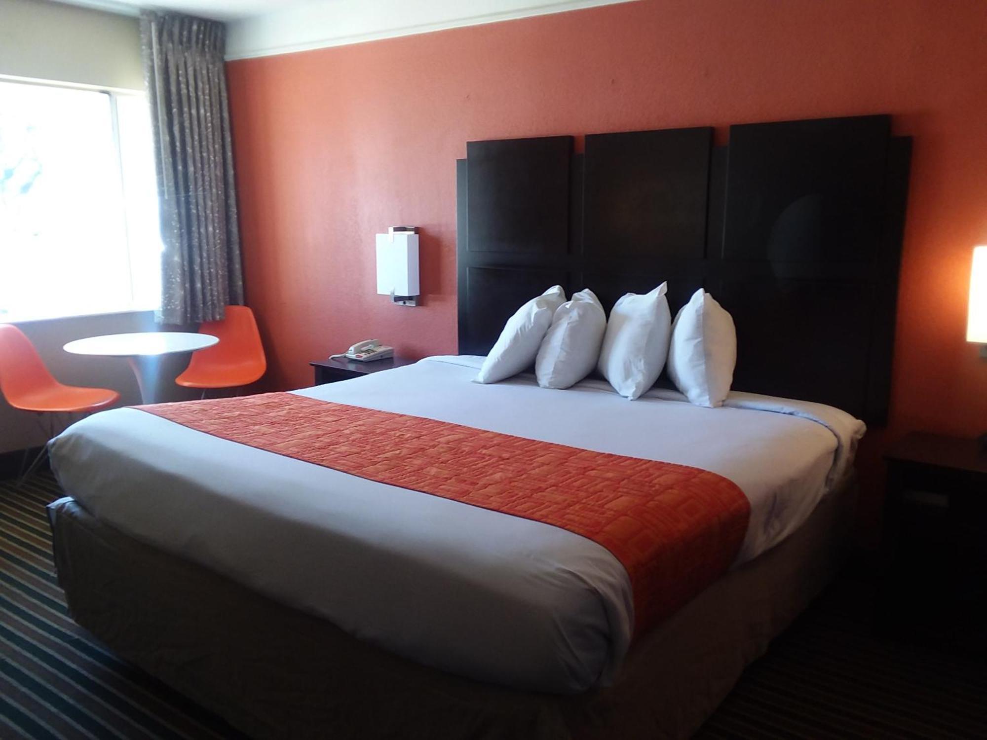 Howard Johnson By Wyndham Historic Lake Charles Exteriör bild