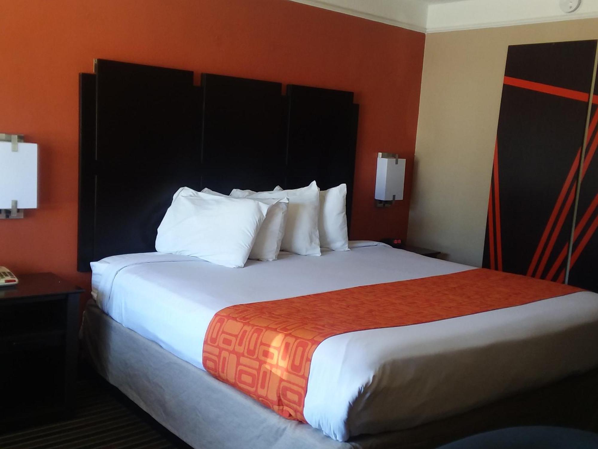 Howard Johnson By Wyndham Historic Lake Charles Exteriör bild