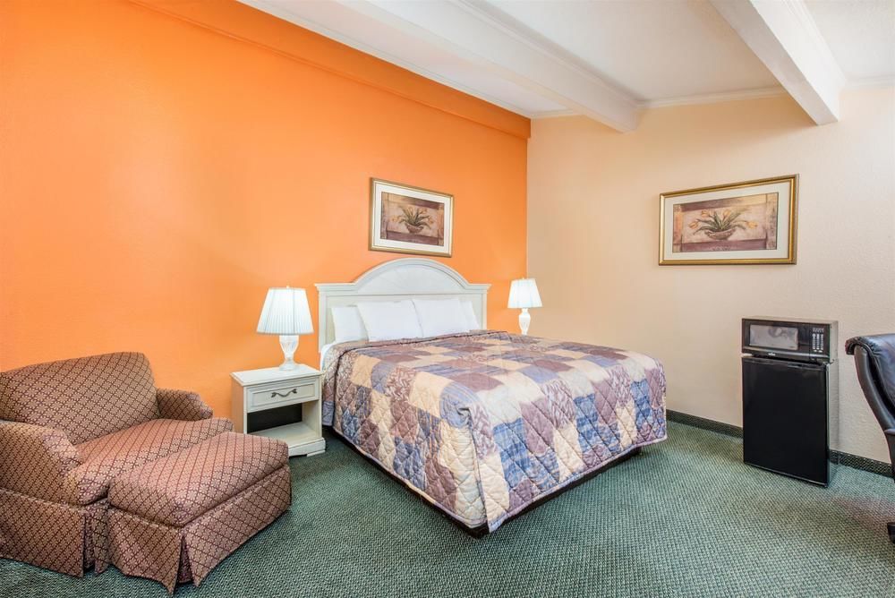 Howard Johnson By Wyndham Historic Lake Charles Exteriör bild